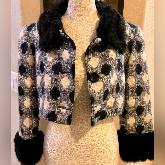 LA DIFFERENCE Cropped Jacket
Monte Carlo
Made in Italy
Size 4/6 - Picture 5 of 14